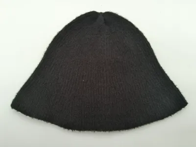 Dunkel anthrazitfarbene Rippenstrickmütze aus Wollmisch flach liegend, mit sichtbarer Rippenstruktur auf weißem Hintergrund
