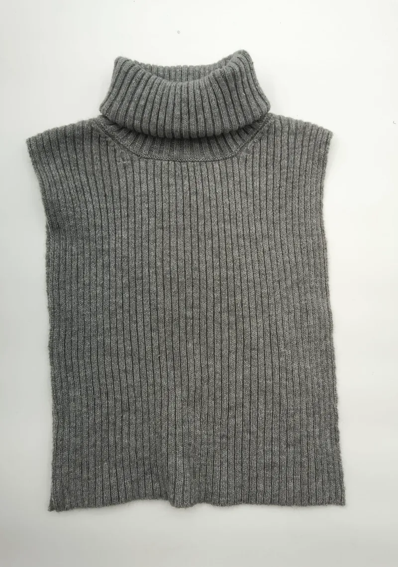 Grauer ärmelloser Rollkragen-Strickpullover in Rippenstrickoptik flach auf weißem Untergrund fotografiert