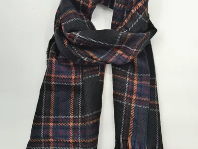 Dunkel gemusterter Schottenkaro-Schal mit orangen, blauen und grauen Karostreifen, locker drapiert mit Fransenenden auf weißem Hintergrund