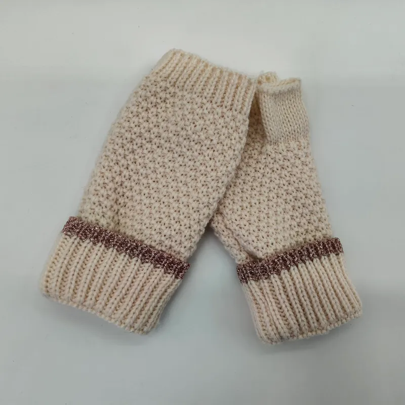 Paar cremefarbene Grobstrick-Handschuhe ohne Finger mit gerippten Manschetten und roségoldenem Glanzband als Abschluss