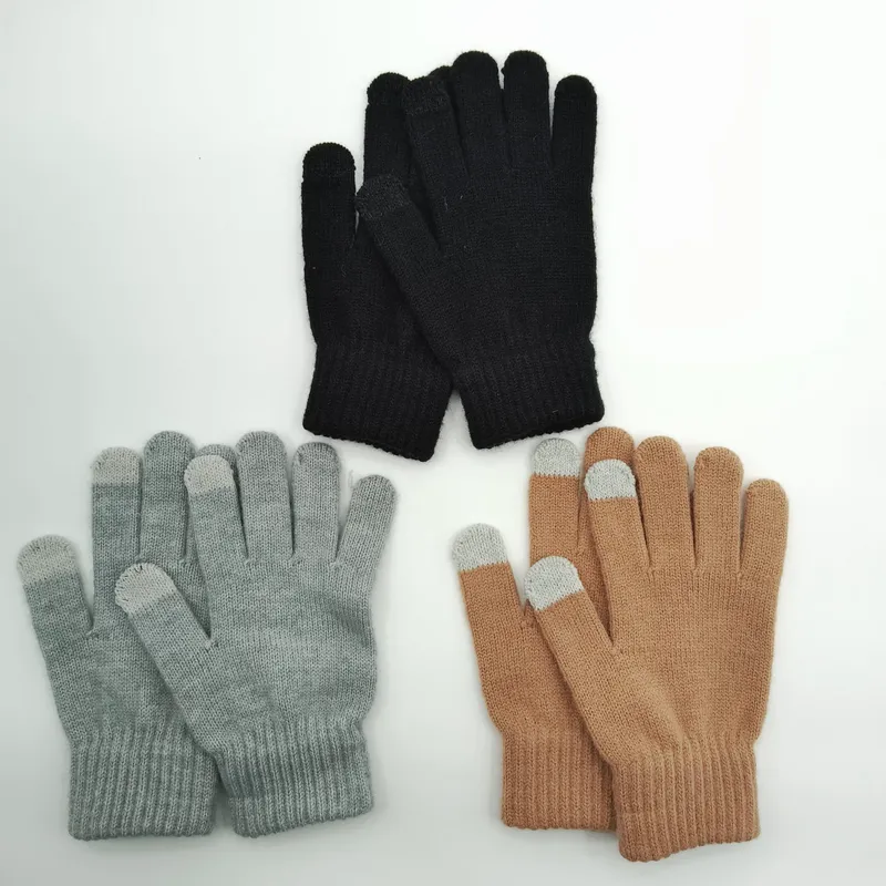 Drei Paar gestrickte Winterhandschuhe mit Touchscreen-Funktion in den Farben Anthrazit, Hellgrau und Sandbeige, ordentlich nebeneinander auf weißer Fläche