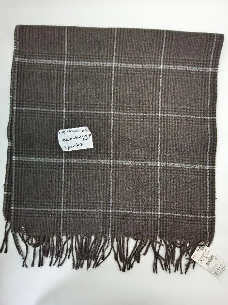 Draufsicht auf einen braun-weißen Webschal im Glen-Karo-Muster mit gedrehtem Fransensaum aus Polyester-Viskose-Gewebe