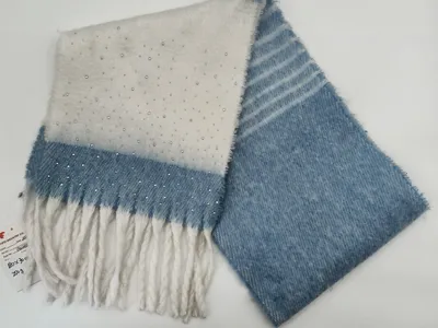 Zusammengelegter Damenplüschschal in Blau-Weiß-Verlauf mit aufgenähten Glitzersteinen, Fransenenden und diagonalem Streifenmuster auf flauschigem Stoff