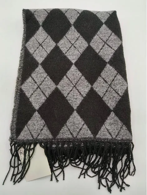 Gefalteter Strickschal in Anthrazit und Grau mit klassischem Argyle-Rautenmuster und schwarzen Tassel-Fransen auf weißem Untergrund