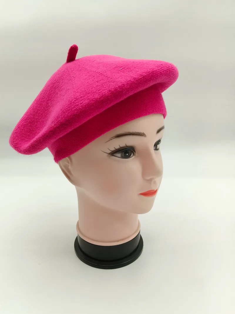 Pinkes Wollbarett mit rundem Schnitt und Zierknopf auf Mannequin-Kopf, Seitenansicht