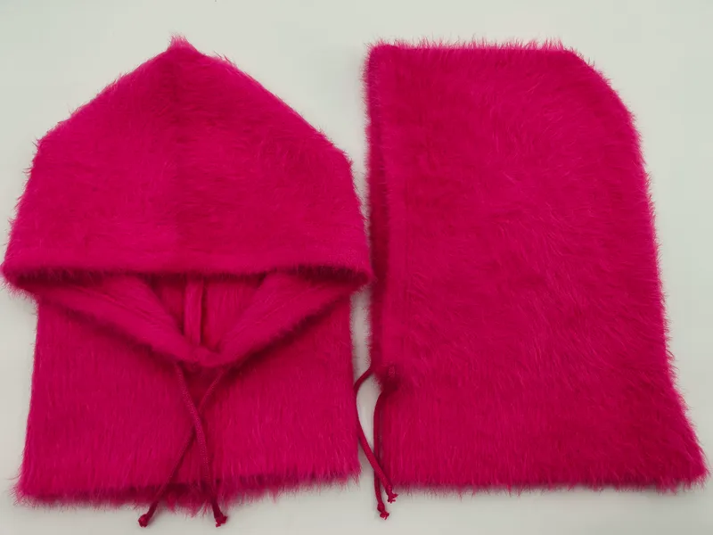 Pinker Kunstpelz-Kapuzenomfort-Schal mit Kordelzug und passender rechteckiger Halswärmer, flach fotografiert