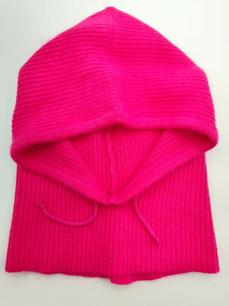 Pink gerippter Strick-Balaclava mit Schnürbändern, flach auf weißem Untergrund liegend