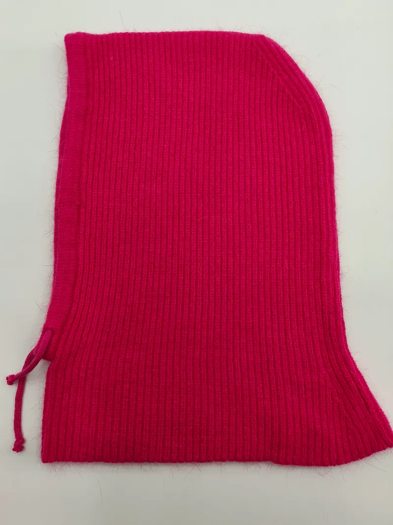 Pinke Rippenstrick-Skihaube mit Kordelzugverschluss, Draufsicht auf weißem Hintergrund