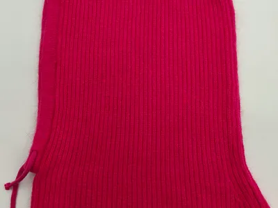 Pinke Rippenstrick-Skihaube mit Kordelzugverschluss, Draufsicht auf weißem Hintergrund