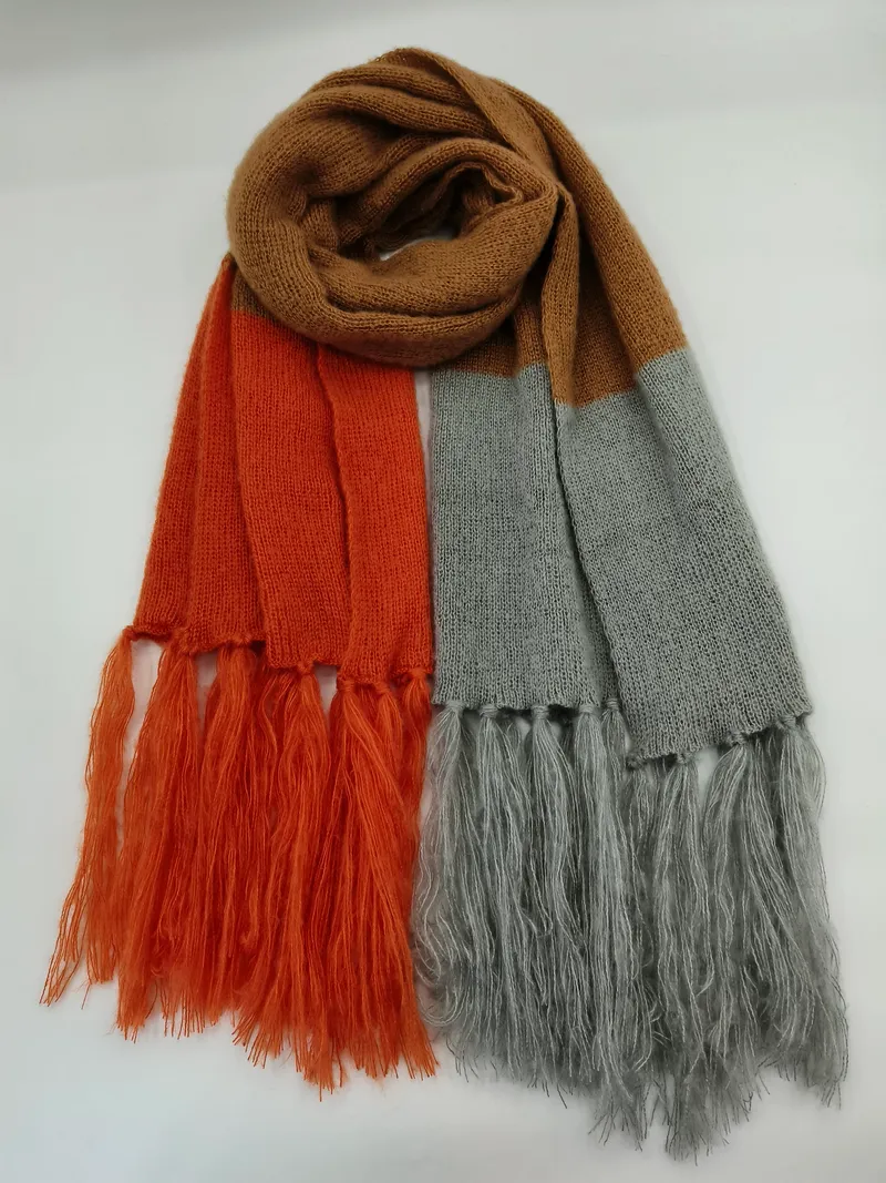Gestrickter Colorblock-Schal in Rostrot, Grau und Kamelbraun mit langen Fransen an den Enden, flach fotografiert