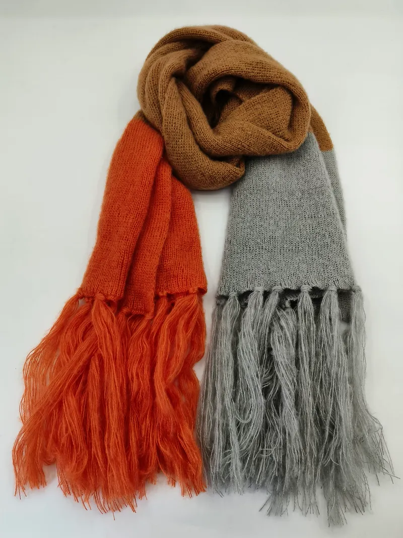 Gestrickter Damenomfort-Schal mit langen Fransen in Rostrot, Hellgrau und Kamelbraun