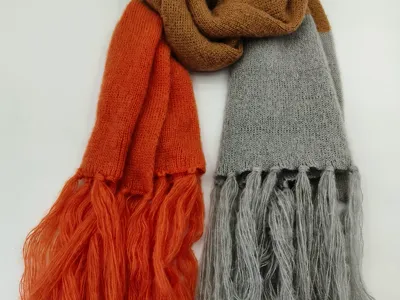 Gestrickter Damenomfort-Schal mit langen Fransen in Rostrot, Hellgrau und Kamelbraun