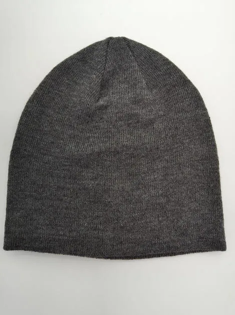 Dunkelgrauer Feinstrick-Slouchy-Beanie flach auf weißem Untergrund, unisex Wintermütze