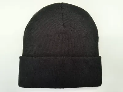 Schlichte schwarze Rippenstrick-Mütze mit gefaltetem Umschlag, flach auf weißem Hintergrund, unisex