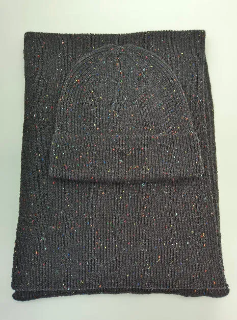 Dunkelgraue Strickmütze und passender Schal mit buntem Konfetti-Fleckenmuster auf weißem Hintergrund