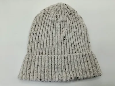 Hellgraue Strickmütze im Tweed-Look mit bunten Flecken und umgeschlagenem Rippbündchen