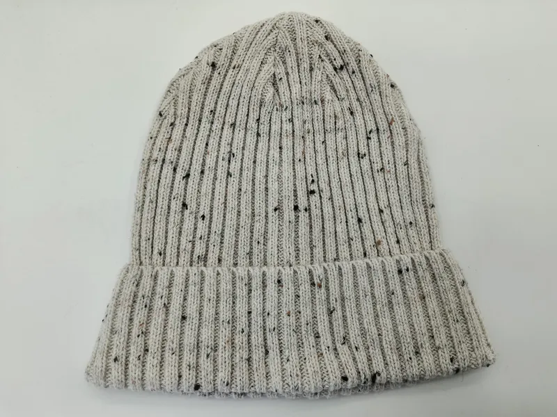 Hellgraue Strickmütze im Tweed-Look mit bunten Flecken und umgeschlagenem Rippbündchen