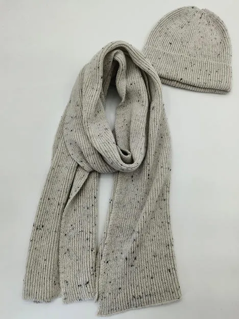 Hellgrauer Rippstrickschal und passende Beanie-Mütze mit dunklem Fleckenmuster vor weißem Hintergrund