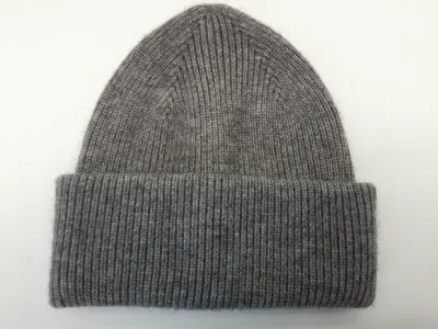 Melierte Rippstrick-Beanie in Heathergrau mit breitem umgeschlagenem Bündchen auf weißem Hintergrund