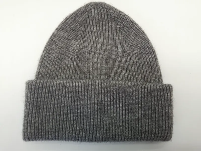 Melierte Rippstrick-Beanie in Heathergrau mit breitem umgeschlagenem Bündchen auf weißem Hintergrund