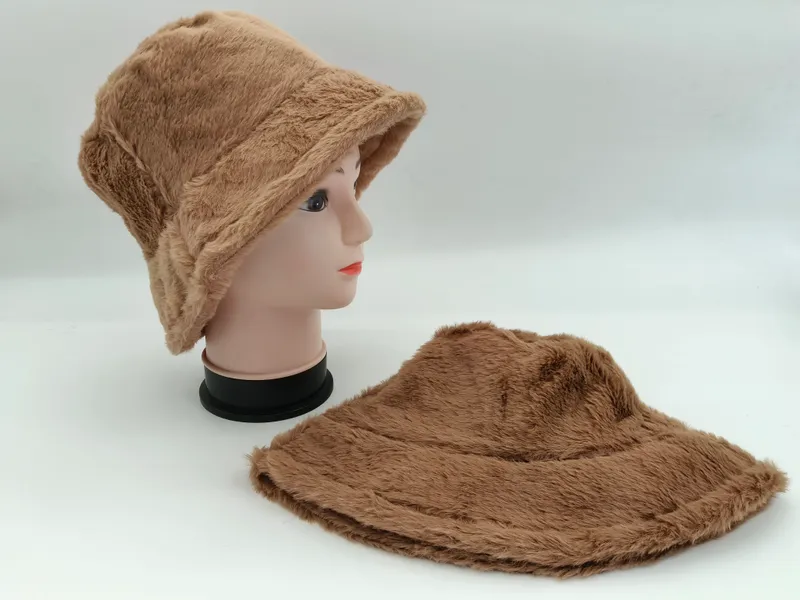 Flauschiger Kamel-Bucket-Hat aus Kunstfell auf einer Hutform und als Flachbild auf weißem Untergrund