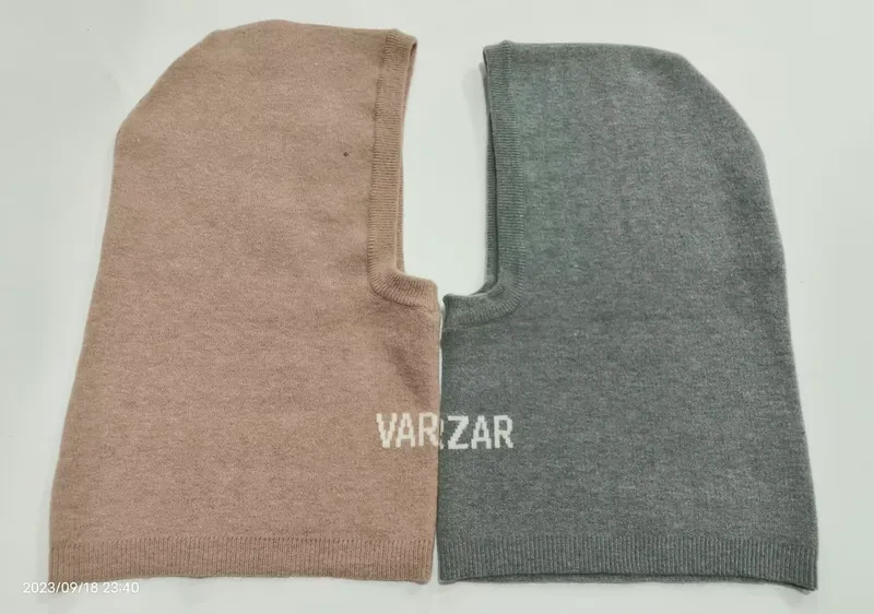 Zwei gestrickte Skimasken nebeneinander – eine in Sand-Beige, eine in Hellgrau – mit Gesichtsöffnung und Rippenbündchen, Marke VARIZAR