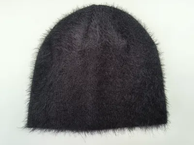 Weiche Strickmütze in Anthrazit mit flauschiger Angora-Optik und wolkiger Textur auf hellem Untergrund