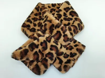 Kunstfell-Schal mit Leopardenmuster in Braun und Beige, ausgebreitet auf weißem Untergrund, Nahaufnahme der Tiermuster-Textur