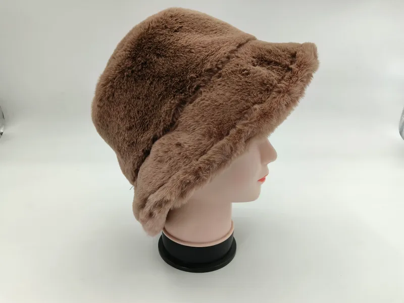 Taupefarbener Kunstfell-Bucket-Hat auf Hutständer, Seitenansicht mit sichtbarer weicher Plüschstruktur und breiter Krempe