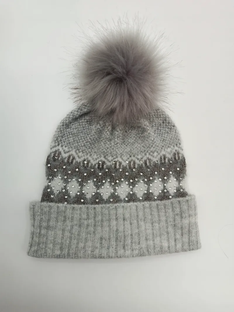 Graue Wintermütze mit Fair-Isle-Schneeflocken-Muster, funkelnden Strasssteinen, geripptem Umschlagbund und flauschigem Kunstfell-Pompon