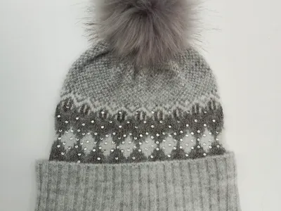 Graue Wintermütze mit Fair-Isle-Schneeflocken-Muster, funkelnden Strasssteinen, geripptem Umschlagbund und flauschigem Kunstfell-Pompon