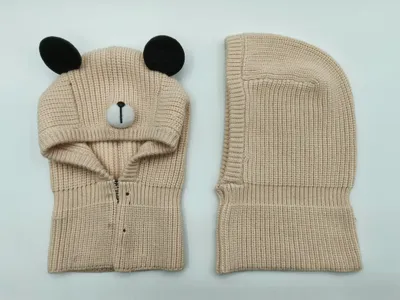 Beige Grobstrick-Bären-Balaclava mit schwarzen 3D-Ohren und gestickter Nase, Vorder- und Rückansicht auf weißem Hintergrund
