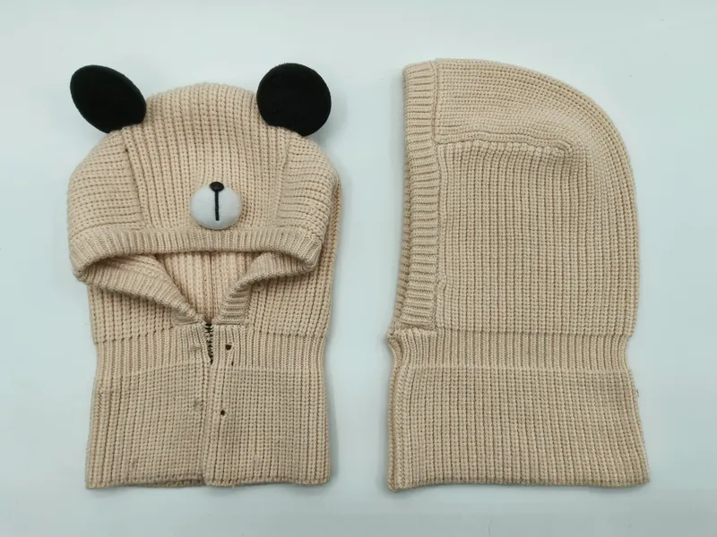 Beige Grobstrick-Bären-Balaclava mit schwarzen 3D-Ohren und gestickter Nase, Vorder- und Rückansicht auf weißem Hintergrund