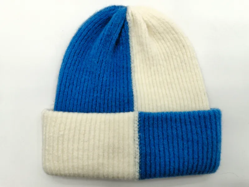 Color-Block Rippstrickmütze in Royalblau und Gebrochenweiß mit gefaltetem Krempenrand, Flachaufnahme auf weißem Untergrund