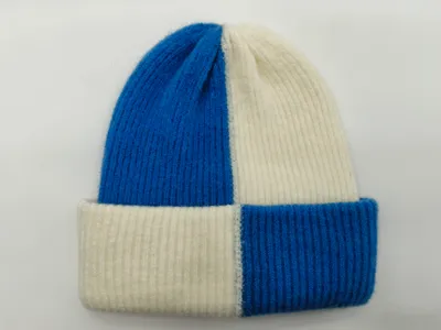 Blau-creme farbige Rippstrickmütze mit umgeschlagenem Bund, weiche Wollmischung Wintermütze, Draufsicht