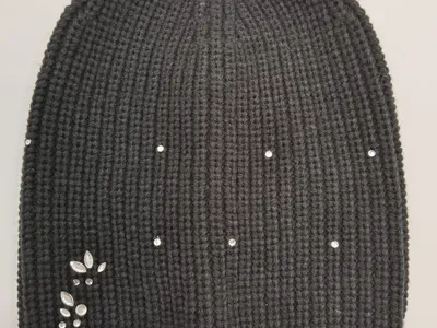 Dunkelgraue Grobrippe-Slouchy-Beanie mit verstreuten Strasssteinen und floralem Strasscluster als Zierdetail