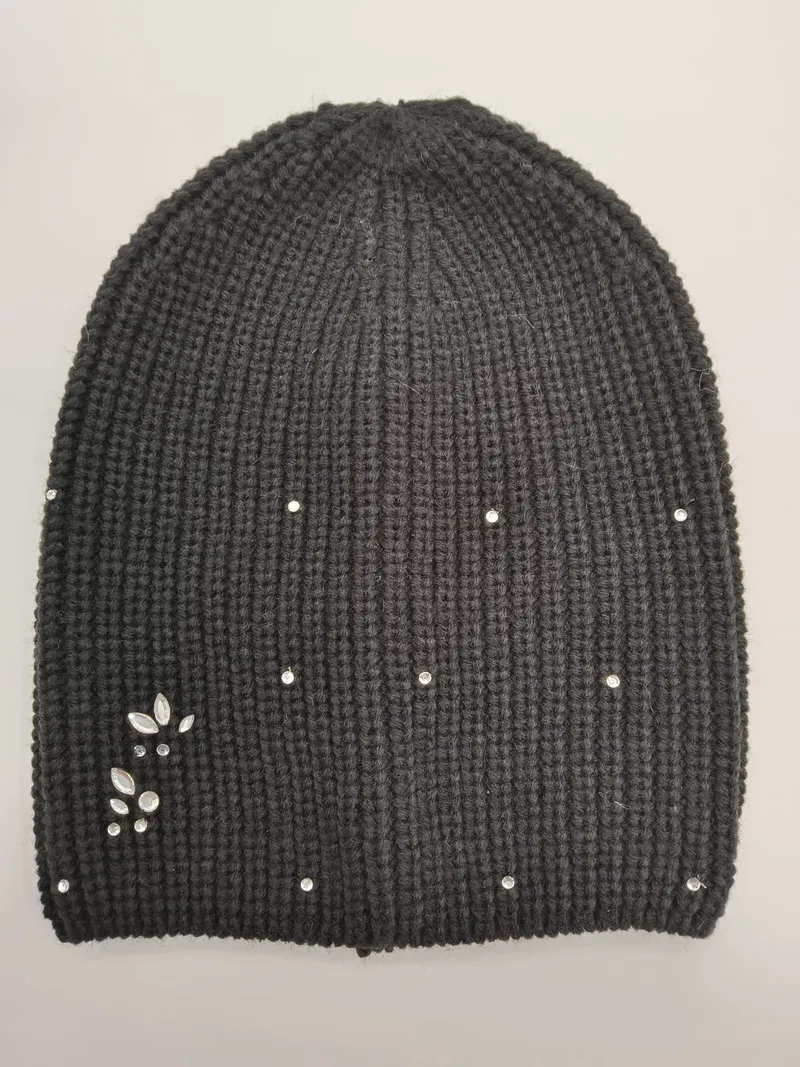 Dunkelgraue Grobrippe-Slouchy-Beanie mit verstreuten Strasssteinen und floralem Strasscluster als Zierdetail