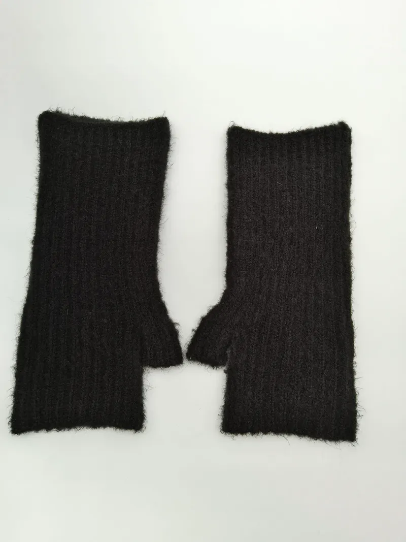 Paar schwarze Rippstrick-Armstulpen mit flauschig-weichem Mohair-Anteil und Daumenöffnung, Flachaufnahme auf weißem Hintergrund