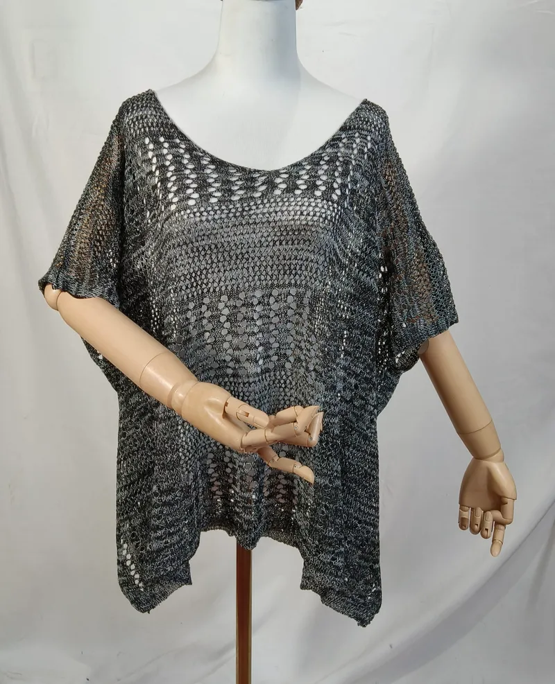 Anthrazitgraues Offenstrick-Poncho-Top mit Kurzarm und V-Ausschnitt auf einer Schneiderpuppe in Gesamtansicht
