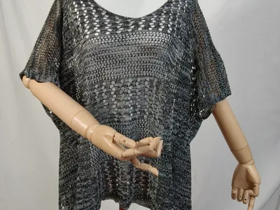 Anthrazitgraues Offenstrick-Poncho-Top mit Kurzarm und V-Ausschnitt auf einer Schneiderpuppe in Gesamtansicht