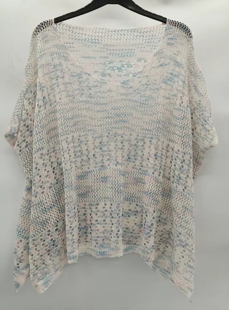 Luftiges Sommertop aus grobem Häkelstrick in Weiß, Blau und Rosa mit weiten Fledermausärmeln, an schwarzem Kleiderbügel