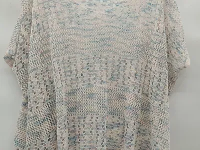 Luftiges Sommertop aus grobem Häkelstrick in Weiß, Blau und Rosa mit weiten Fledermausärmeln, an schwarzem Kleiderbügel