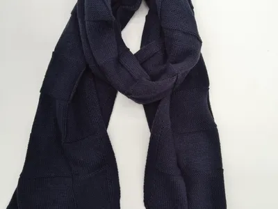 Dicker marineblauer Winterschal mit strukturiertem Waffelmuster und gerippten Enden, Frontansicht auf hellem Untergrund