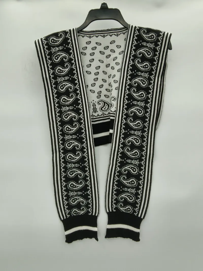 Ärmellose Strickjacke mit Paisley-Jacquardmuster in Schwarz und Weiß, gestreifter Abschluss, offen auf Kleiderbügel präsentiert