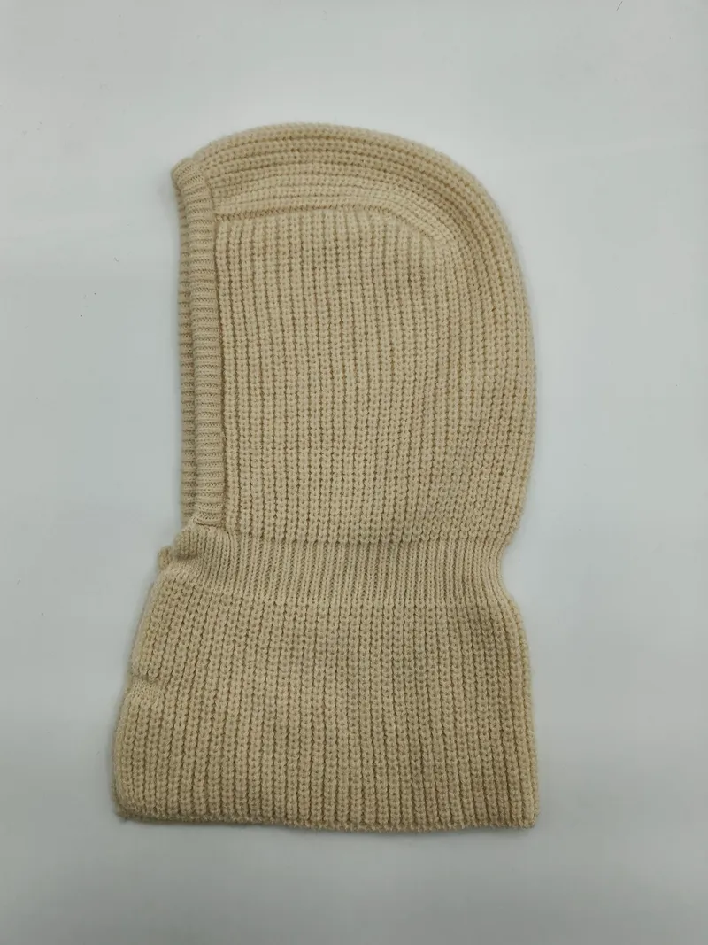 Cremeweiße Rippstrick-Balaclava mit Gesichtsöffnung, flach auf weißem Hintergrund, winterlicher Gesichtsschutz