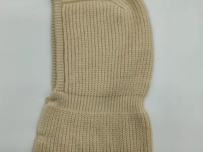 Cremeweiße Rippstrick-Balaclava mit Gesichtsöffnung, flach auf weißem Hintergrund, winterlicher Gesichtsschutz