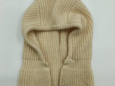 Cremefarbener Rippstrick-Balaclava mit voller Gesichtsabdeckung flach auf weißem Hintergrund, dicker Winterkopfschutz