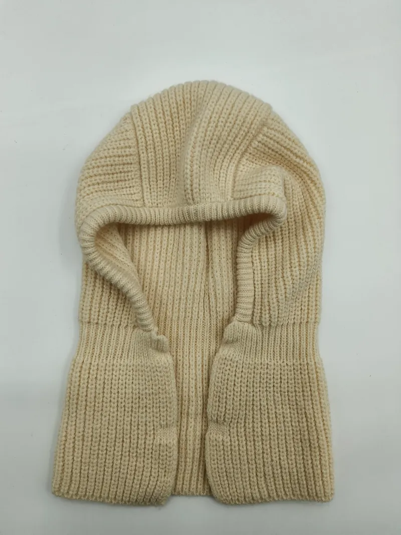 Cremefarbener Rippstrick-Balaclava mit voller Gesichtsabdeckung flach auf weißem Hintergrund, dicker Winterkopfschutz