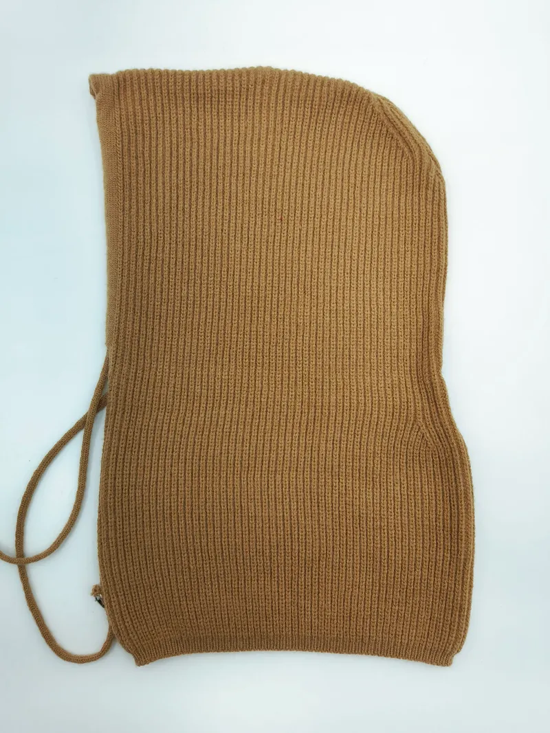 Kamelbraune Rippstrick-Balaclava-Kapuze mit verstellbaren Schnürbändern, flach auf weißem Hintergrund liegend