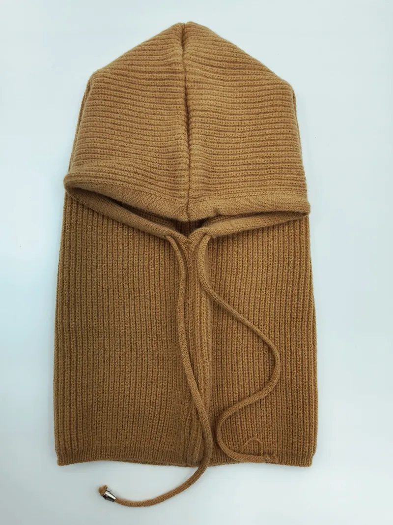 Kamelbrauner Rippstrick-Balaclava mit Waffelstruktur-Kapuze und verstellbarem Kordelzug, flach auf weißem Hintergrund
